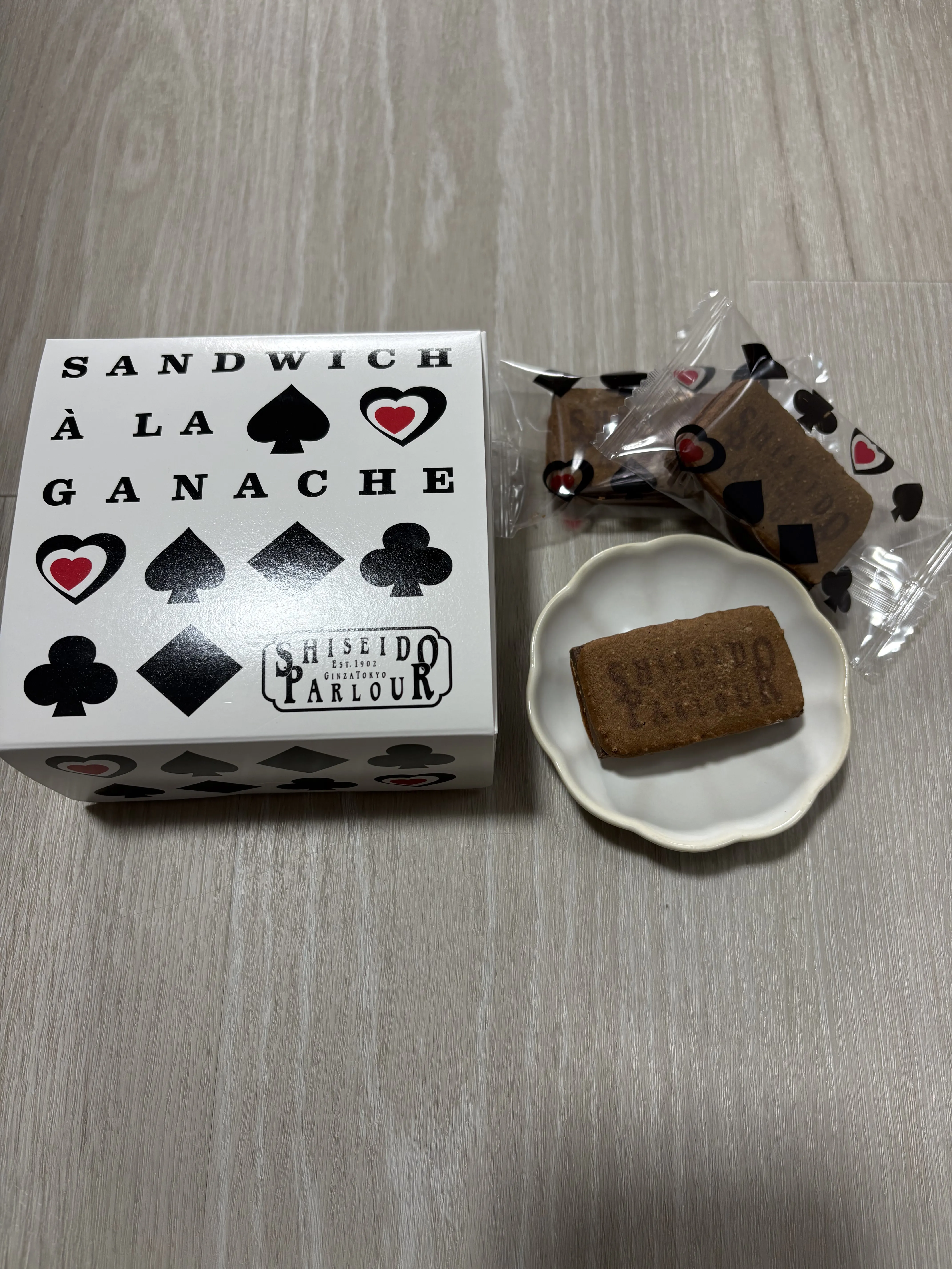 資生堂パーラー ラ・ガナサンドの箱とサンド