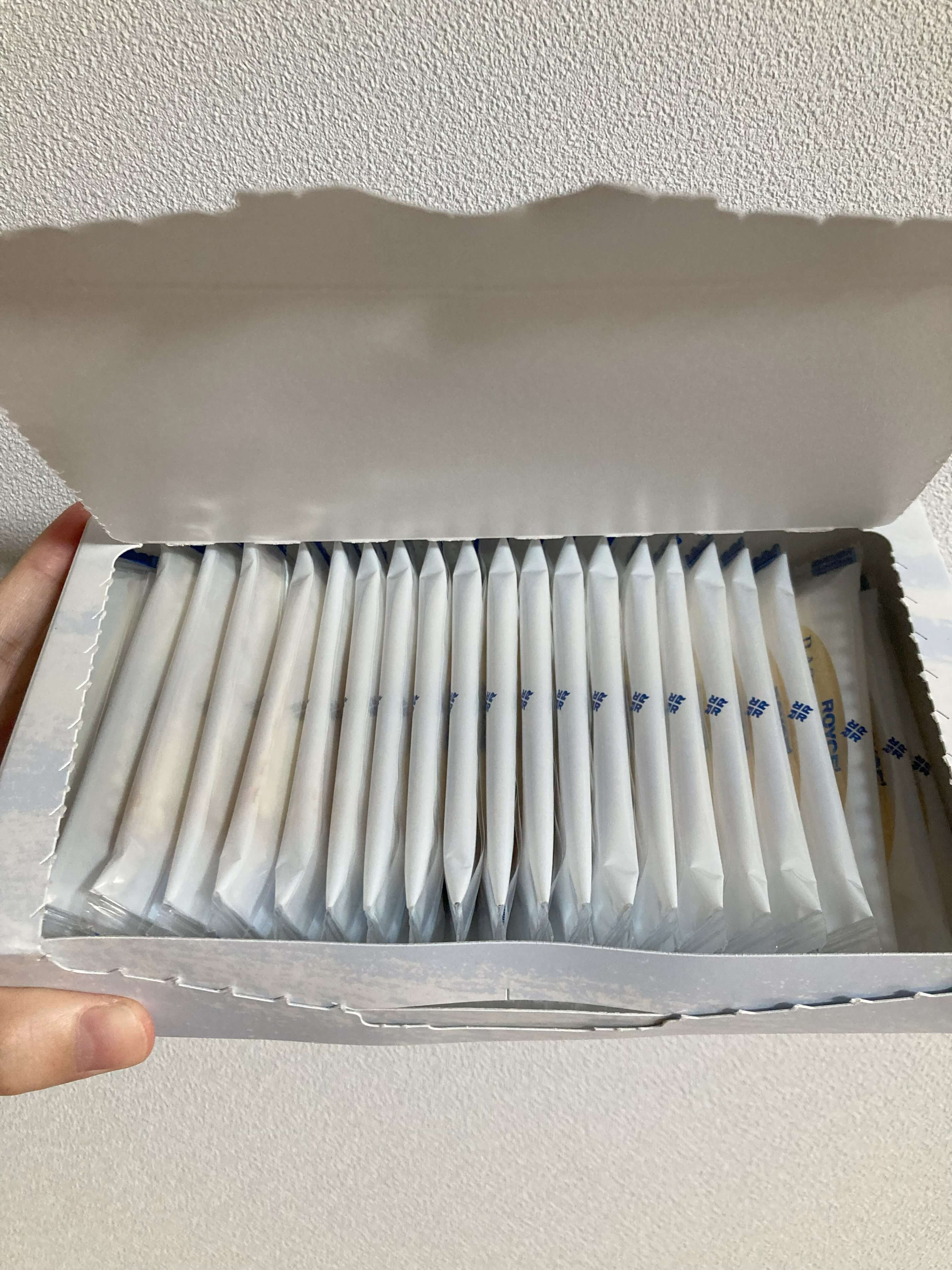 ロイズ-バトンクッキー(フロマージュ)の箱を開けたときの写真