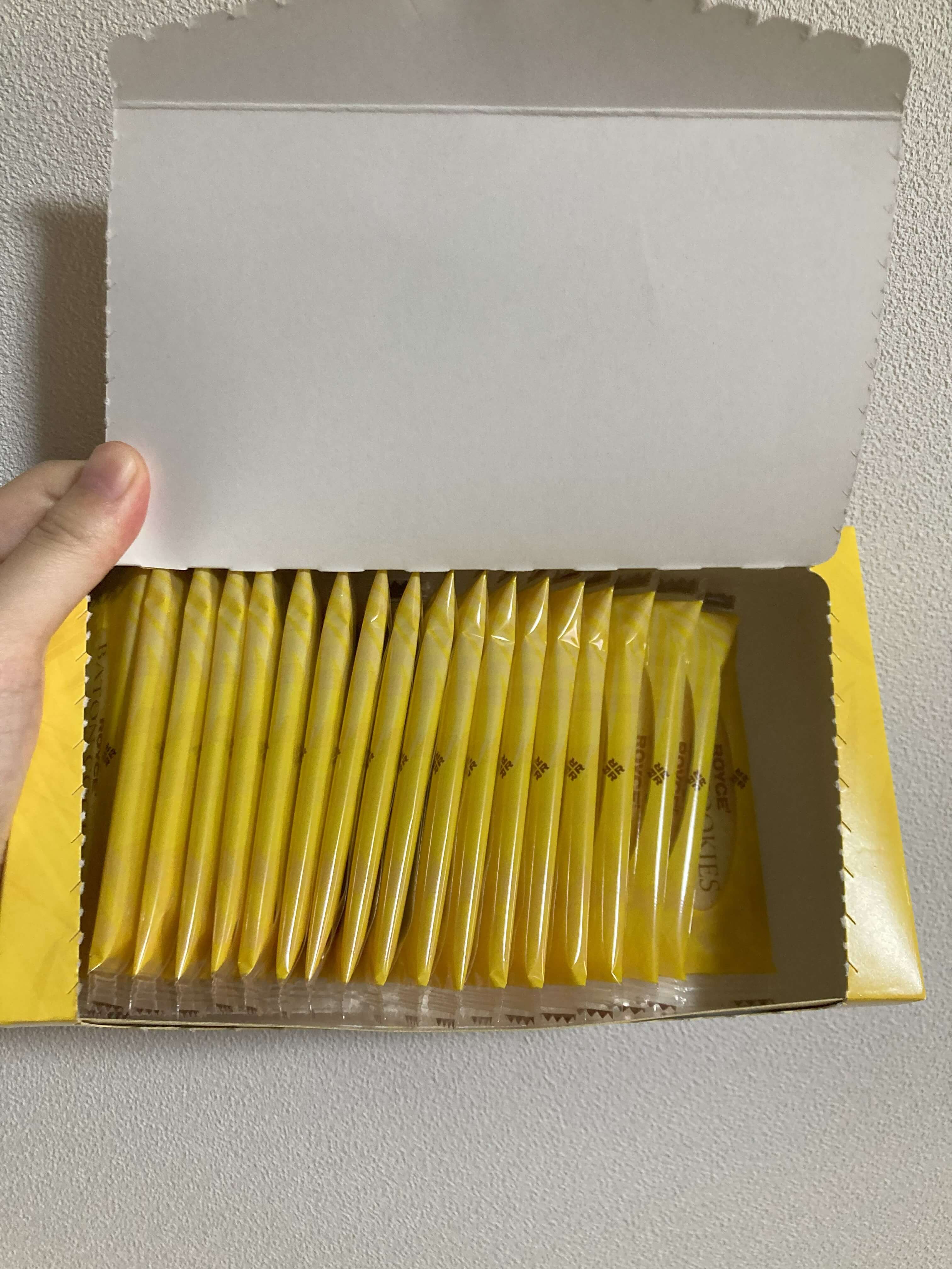 ロイズ-バトンクッキー(ココナッツ)の箱を開けたときの写真