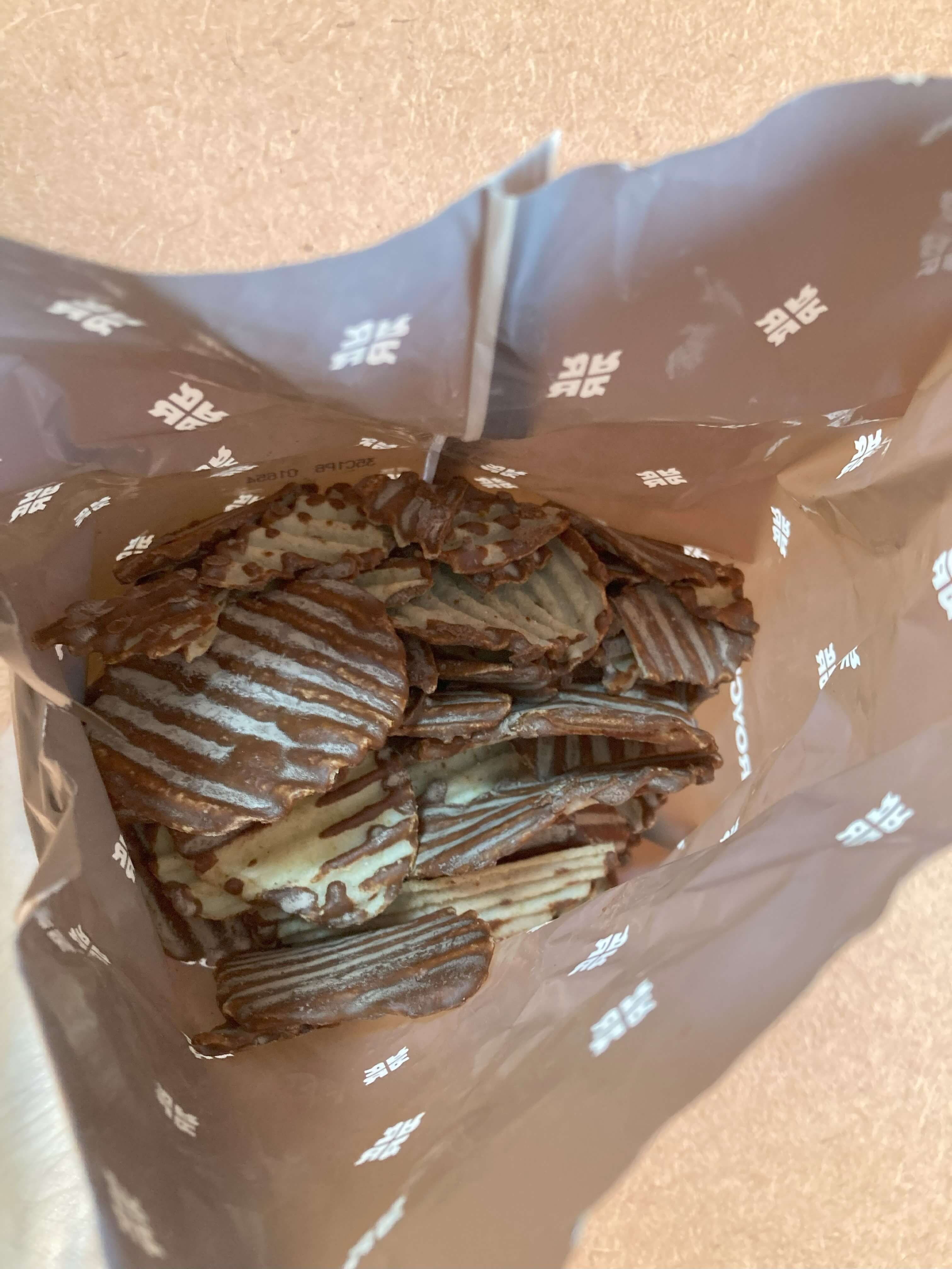 ロイズ-ポテトチップチョコレートの箱を開けたときの写真