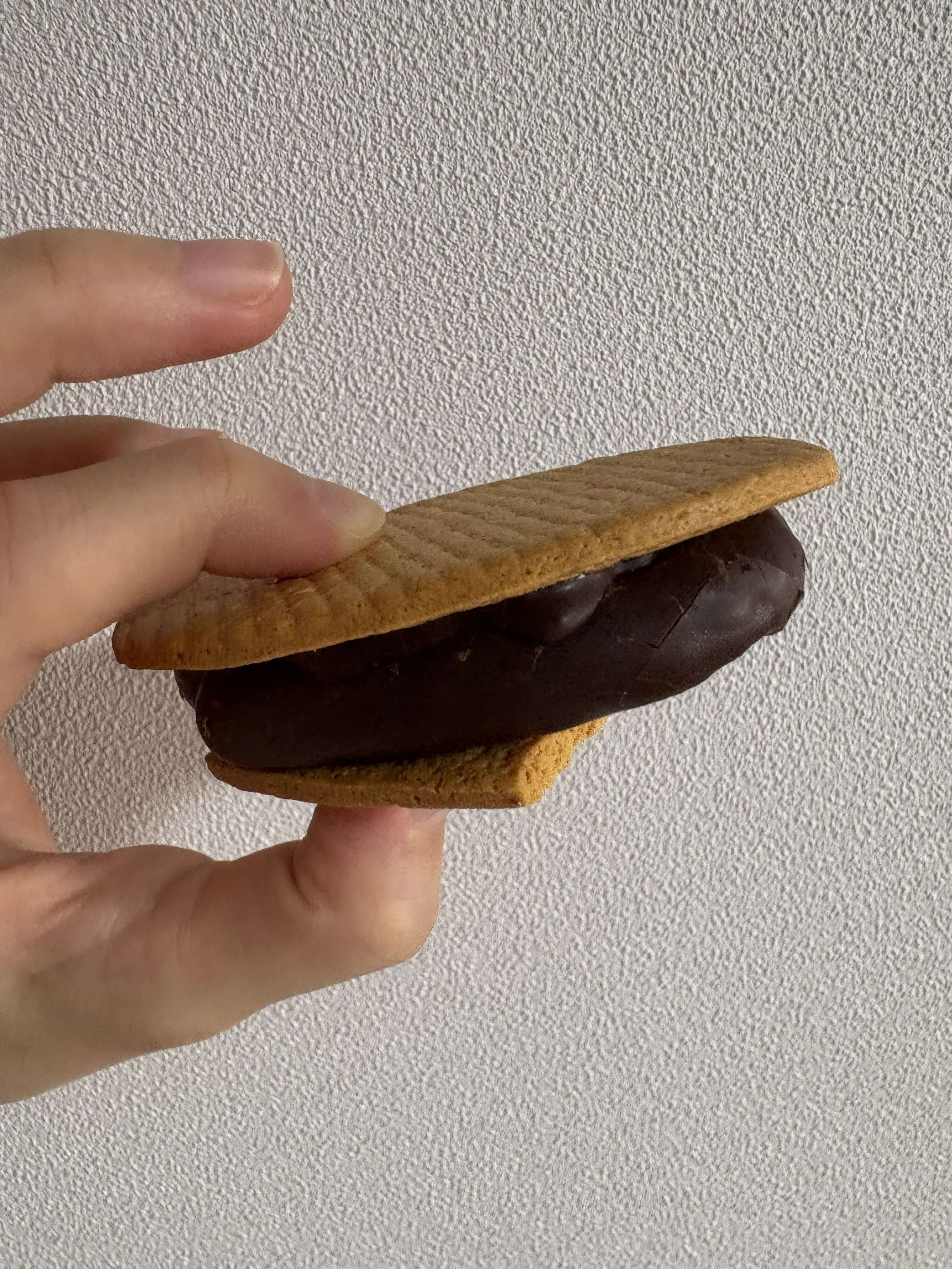 ファミリーマート - クリスピーチョコサンドの個包装の写真