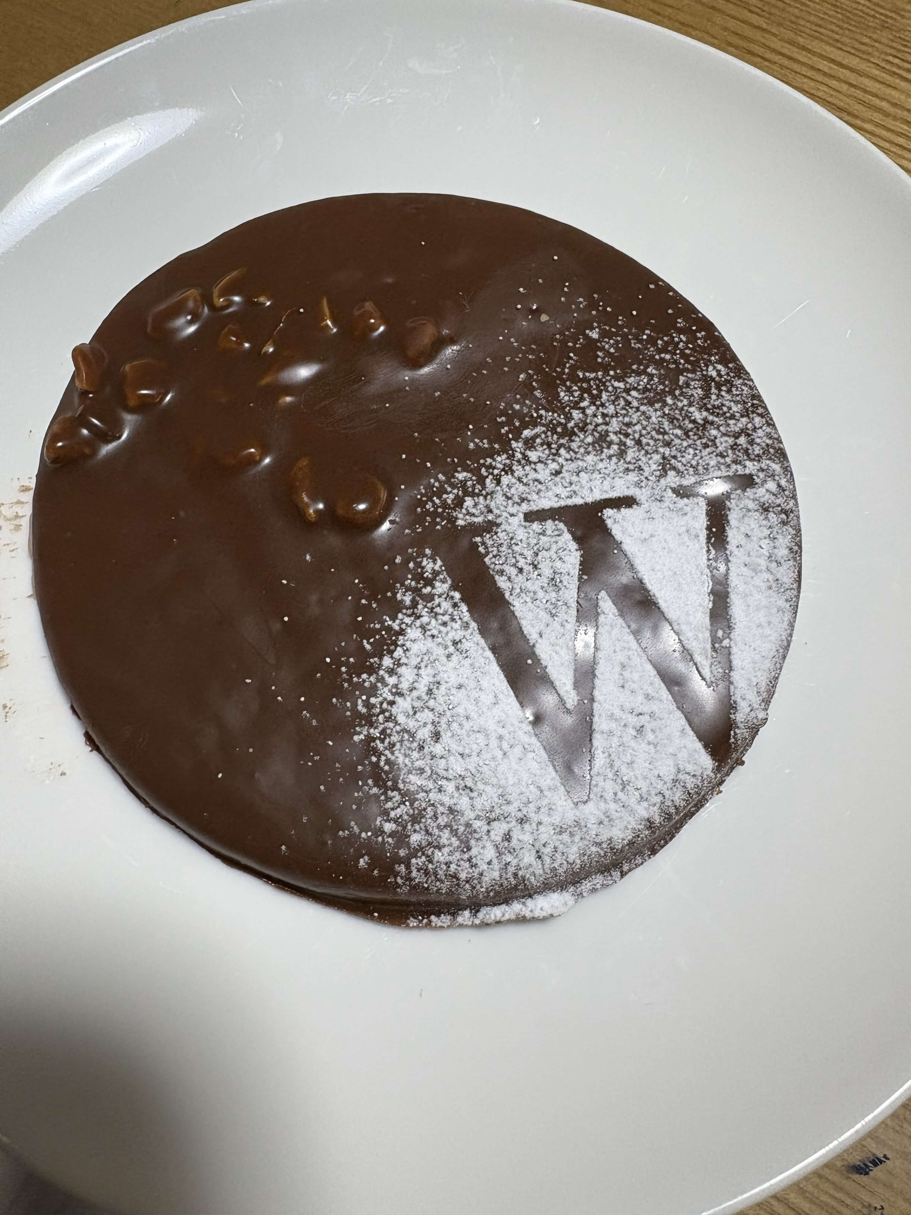 マカダミア・ショコラをイメージしたケーキ | ショコラ・サブレウィッチのサブレの写真