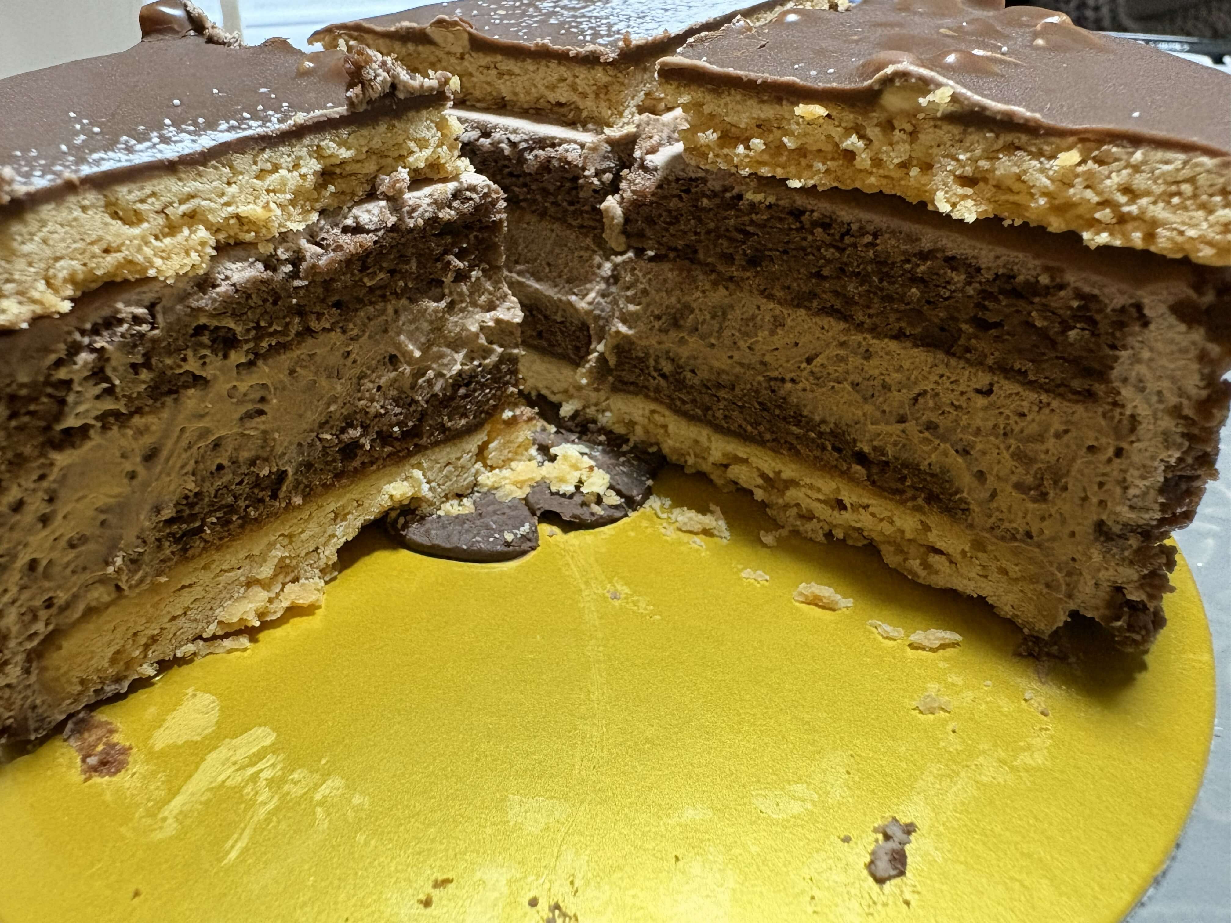 マカダミア・ショコラをイメージしたケーキ | ショコラ・サブレウィッチの断面図の写真