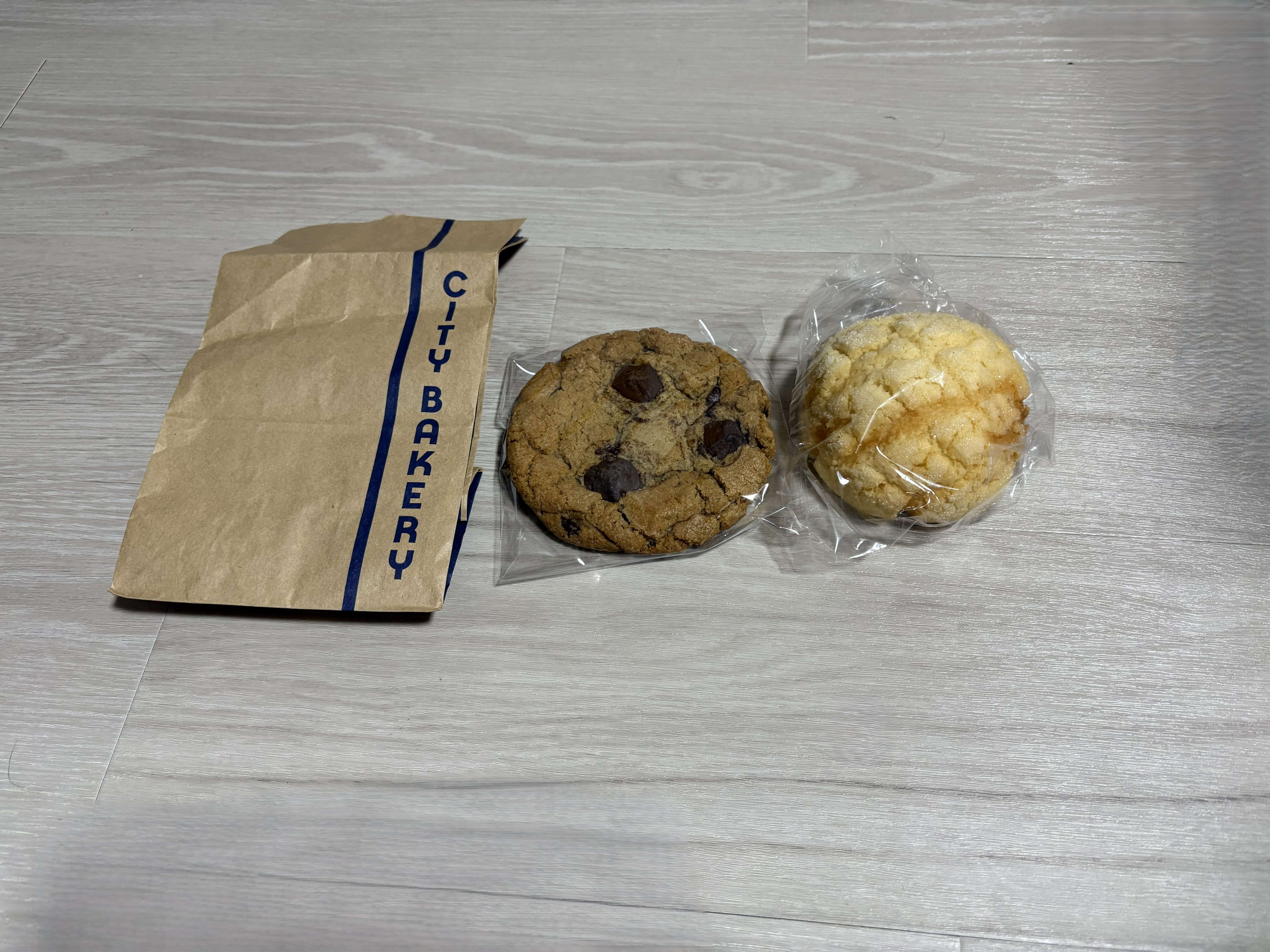 THE CITY BAKERY(ザ シティベーカリー)のパッケージメロンパンとチョコレートチャンククッキーNY写真