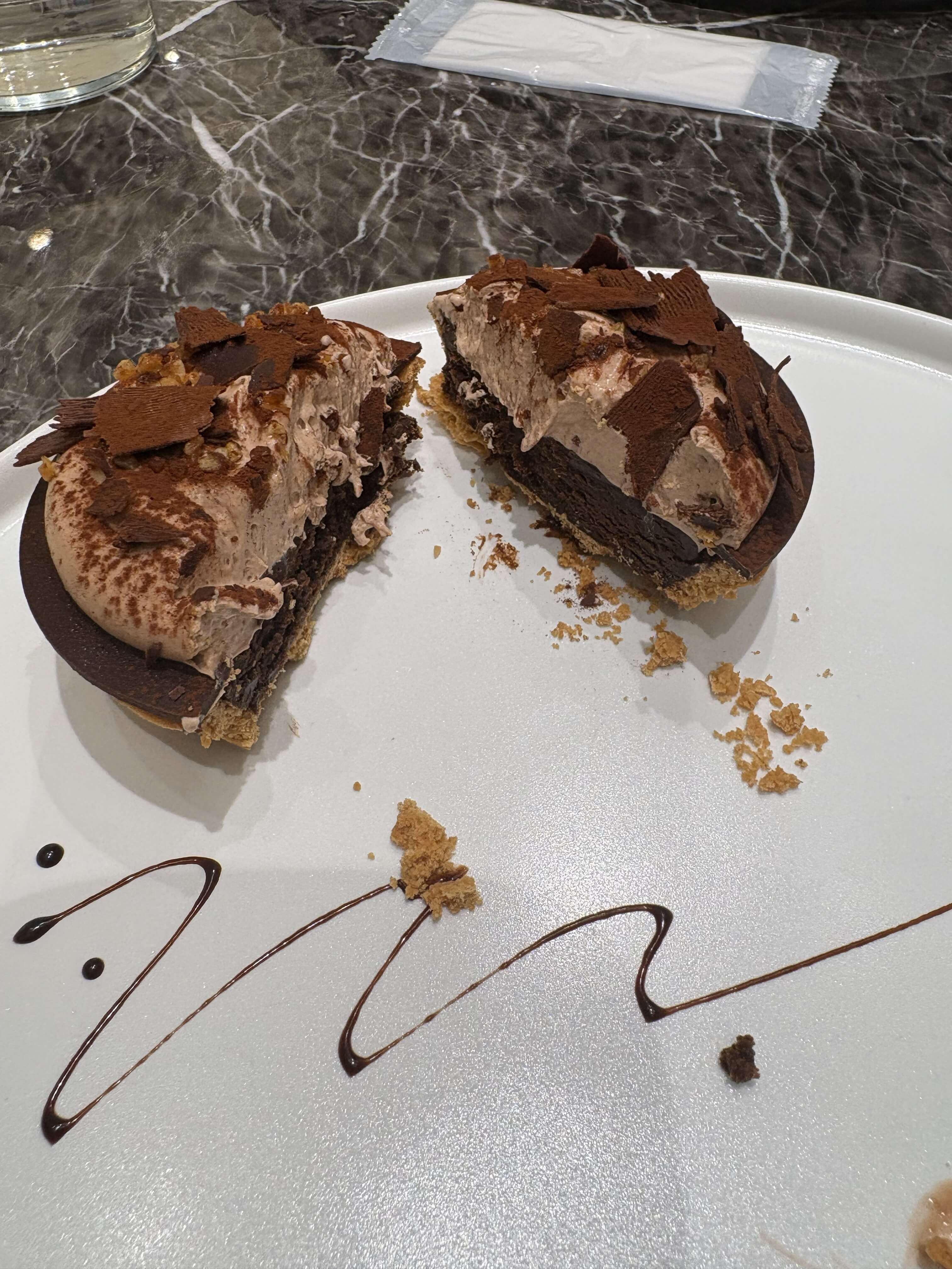 アトリエ ドゥ ゴディバのアトリエタルトオショコラの断面図