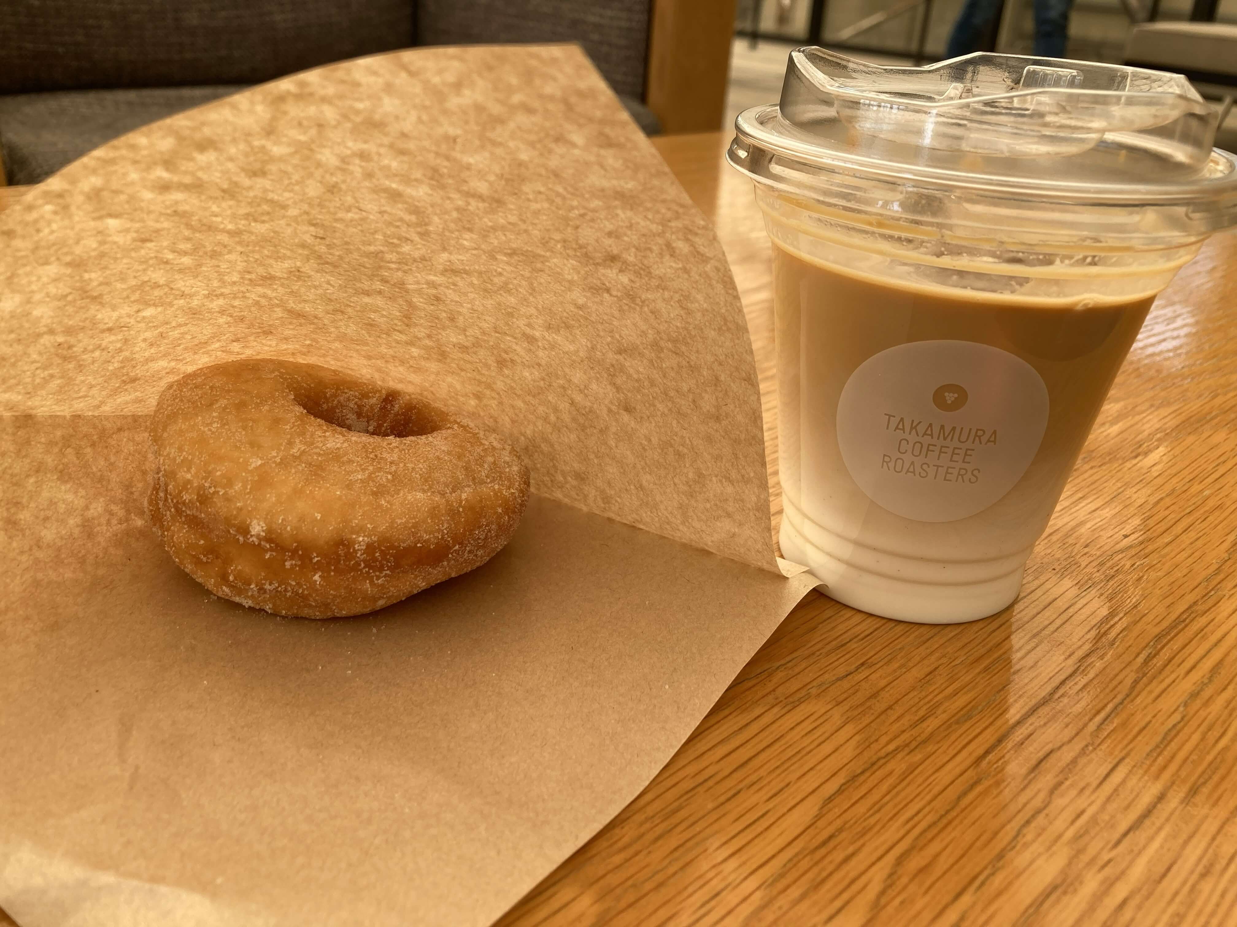 タカムラコーヒーロースターズのドーナツとカフェラテ