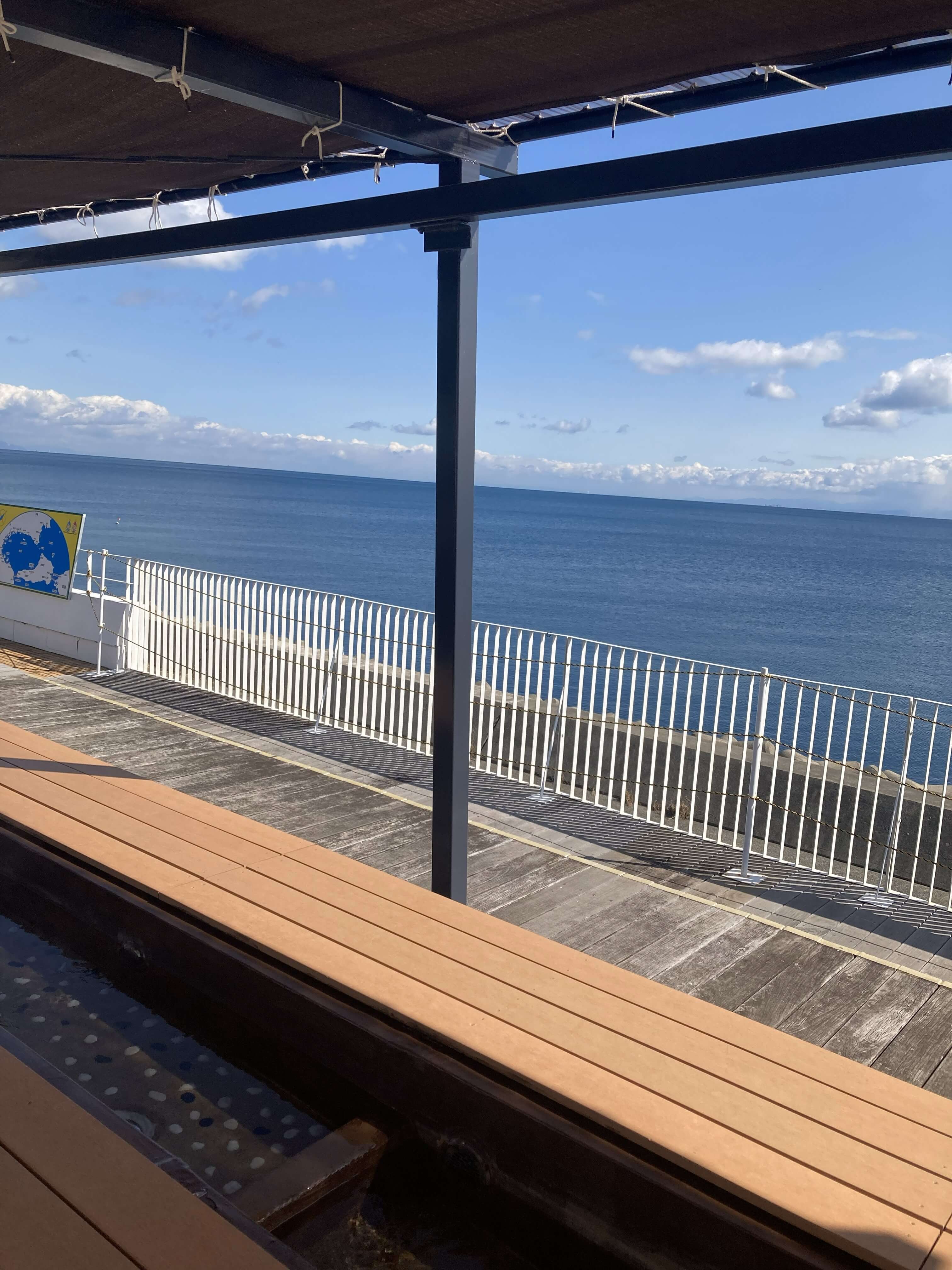 おのころ淡路ワールドパークの足湯から見る海