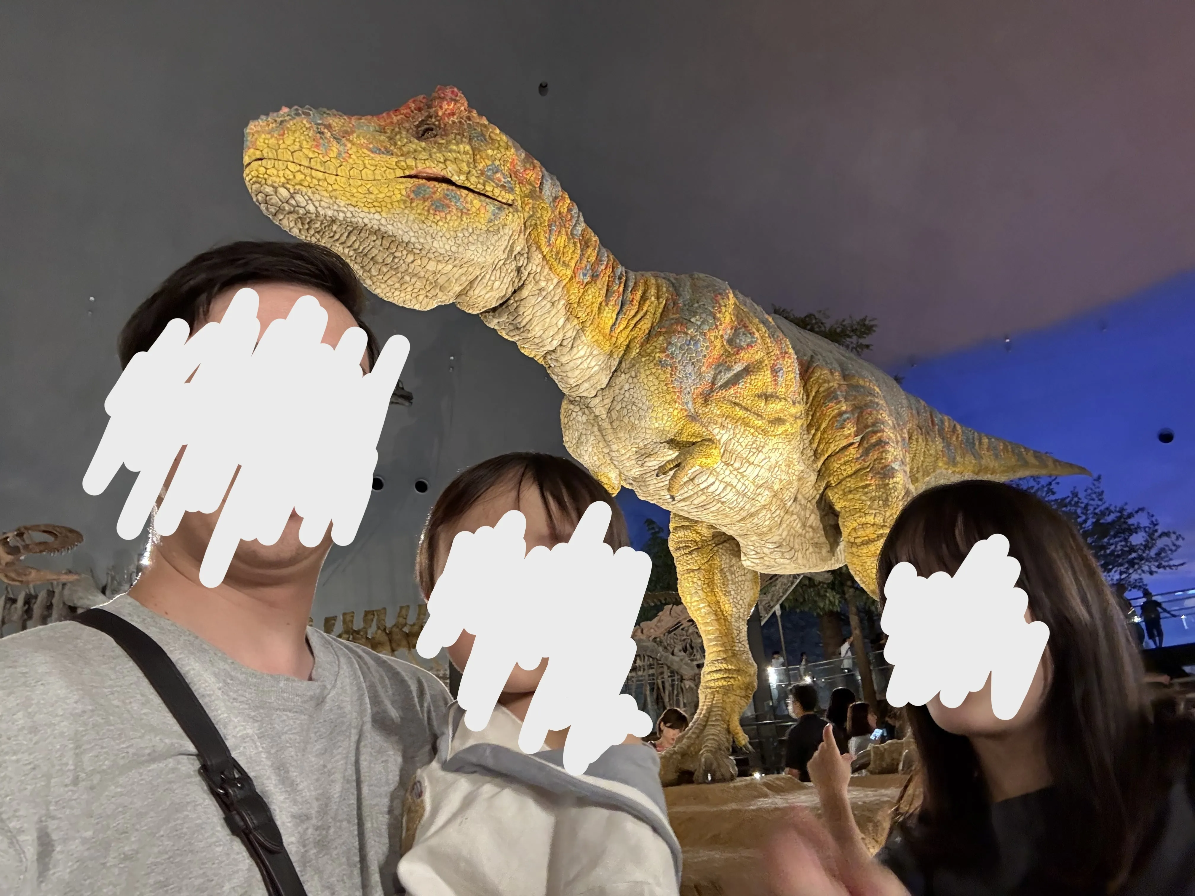 福井恐竜博物館で撮る家族写真