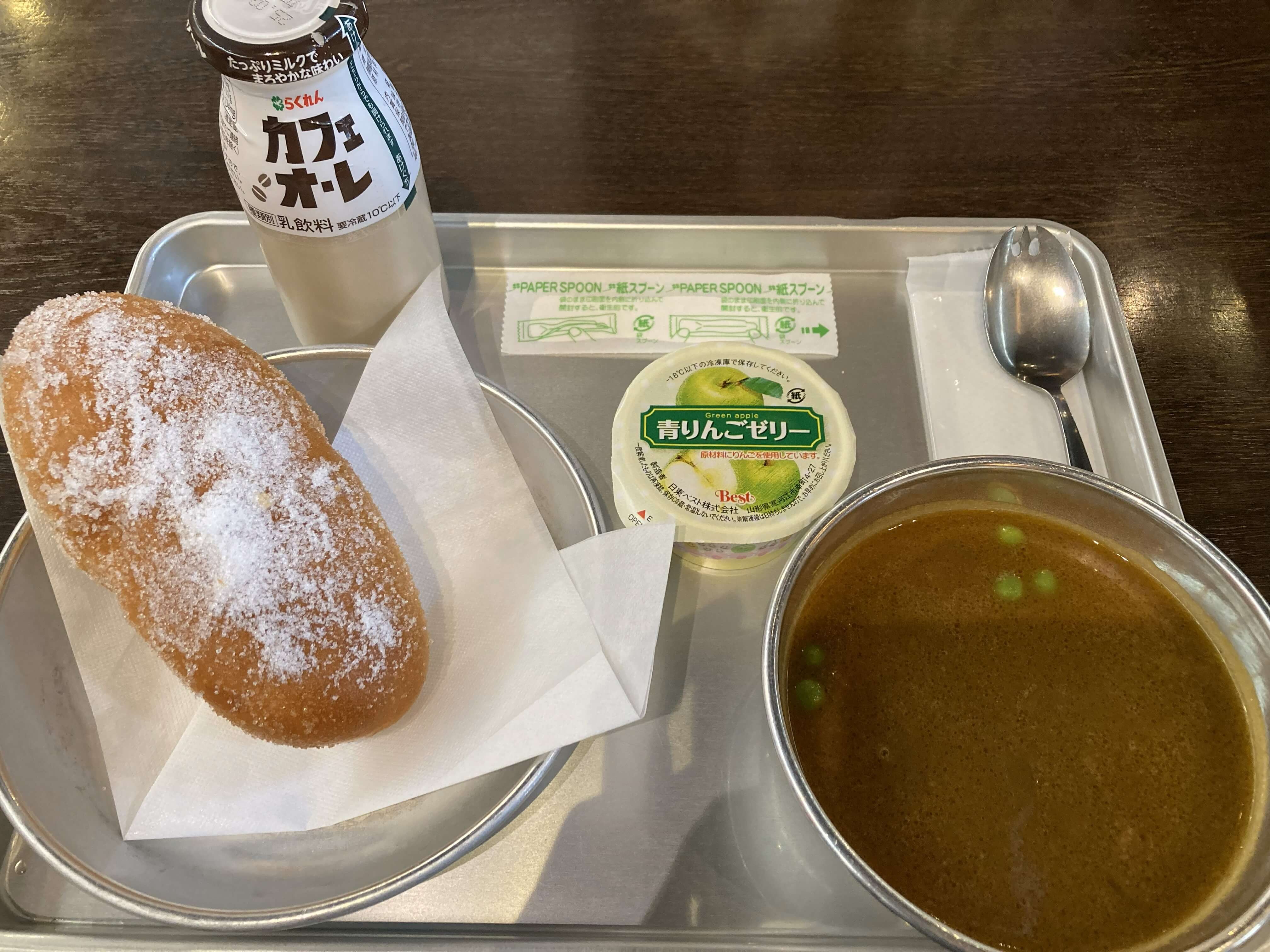 二十四の瞳映画村で食べる給食の写真