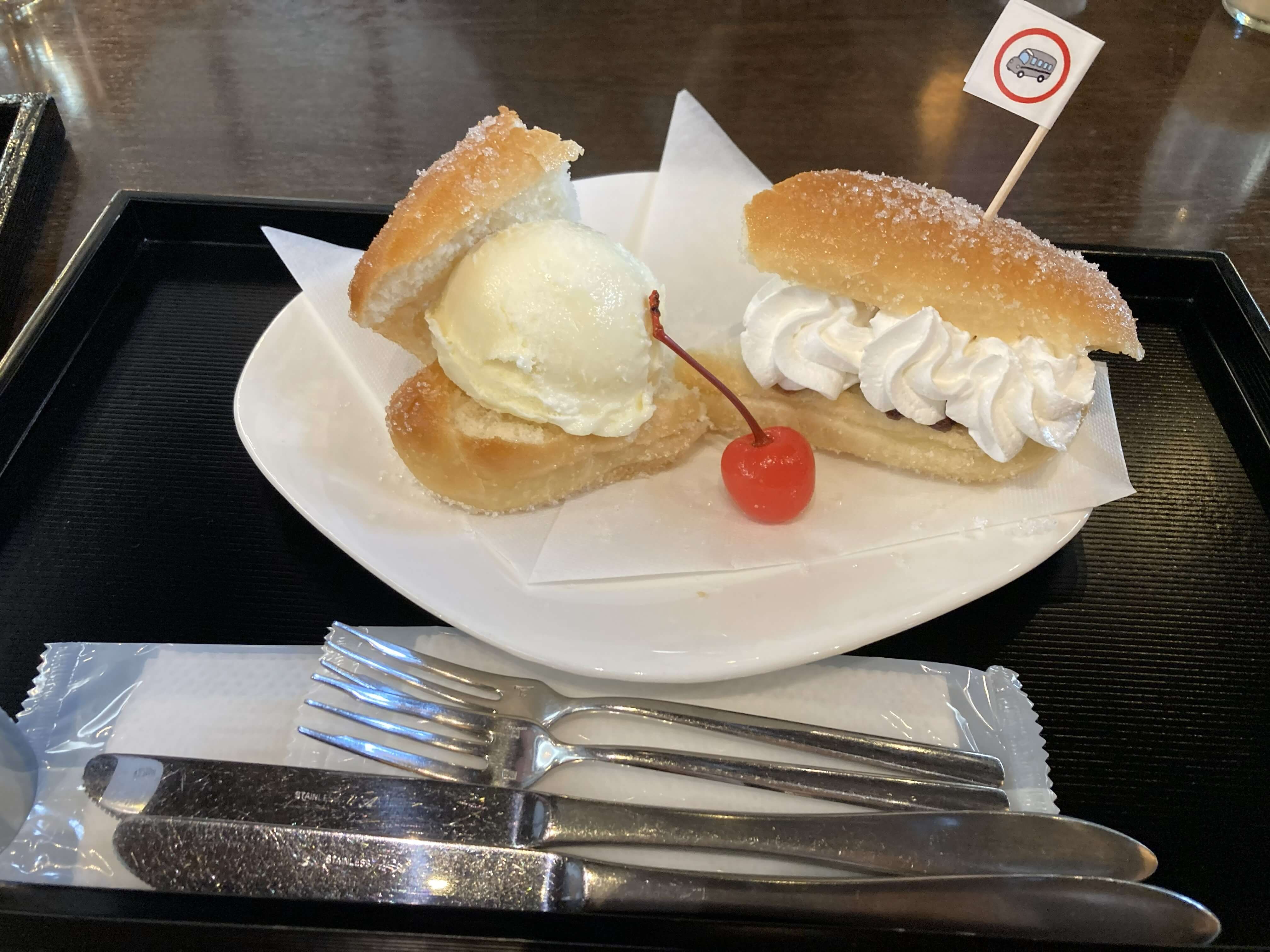 二十四の瞳映画村で食べる揚げパン写真