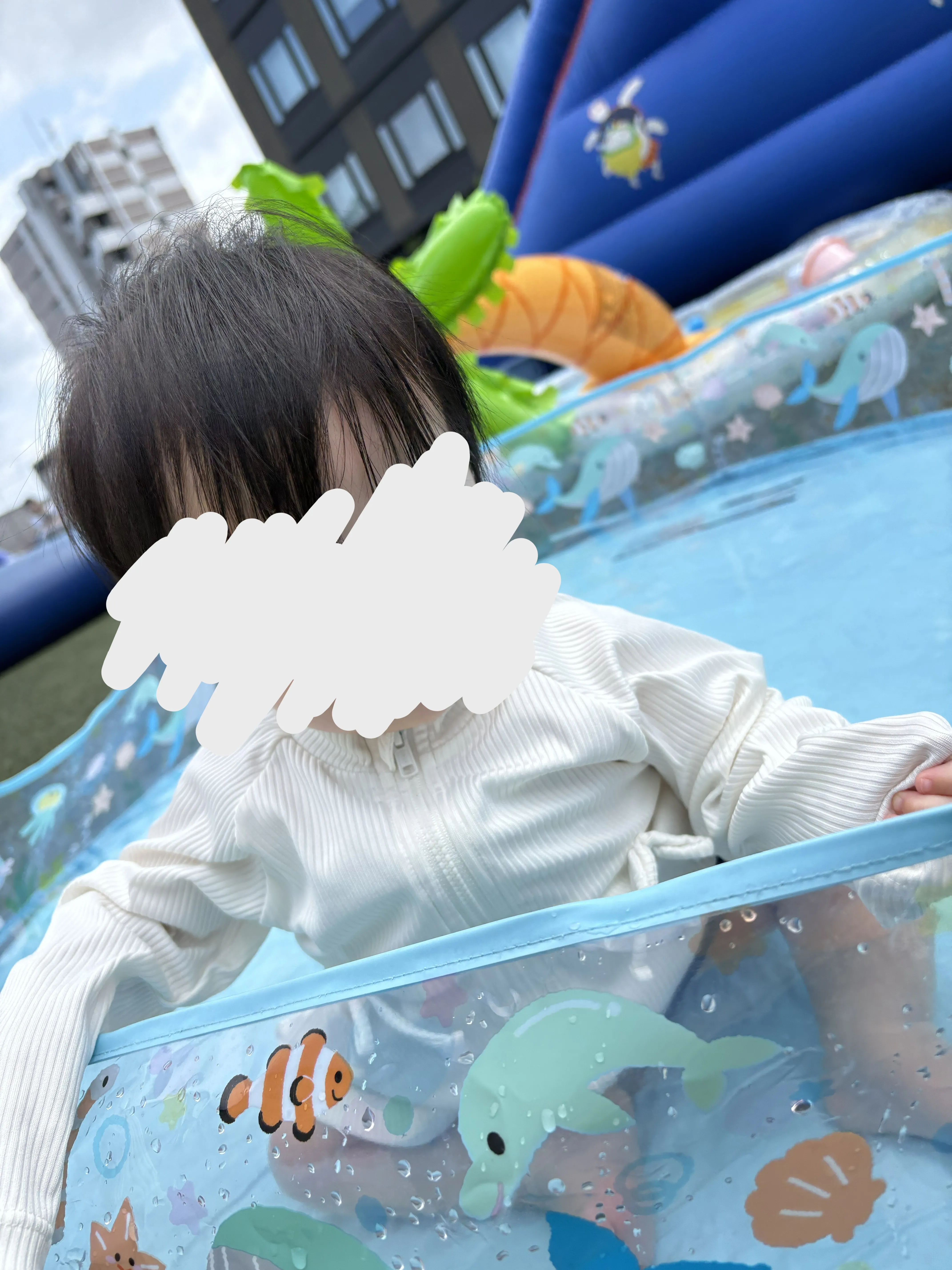 ビバスクエア京都キッズウォーターパークのベビーエリアで遊ぶ0歳の娘