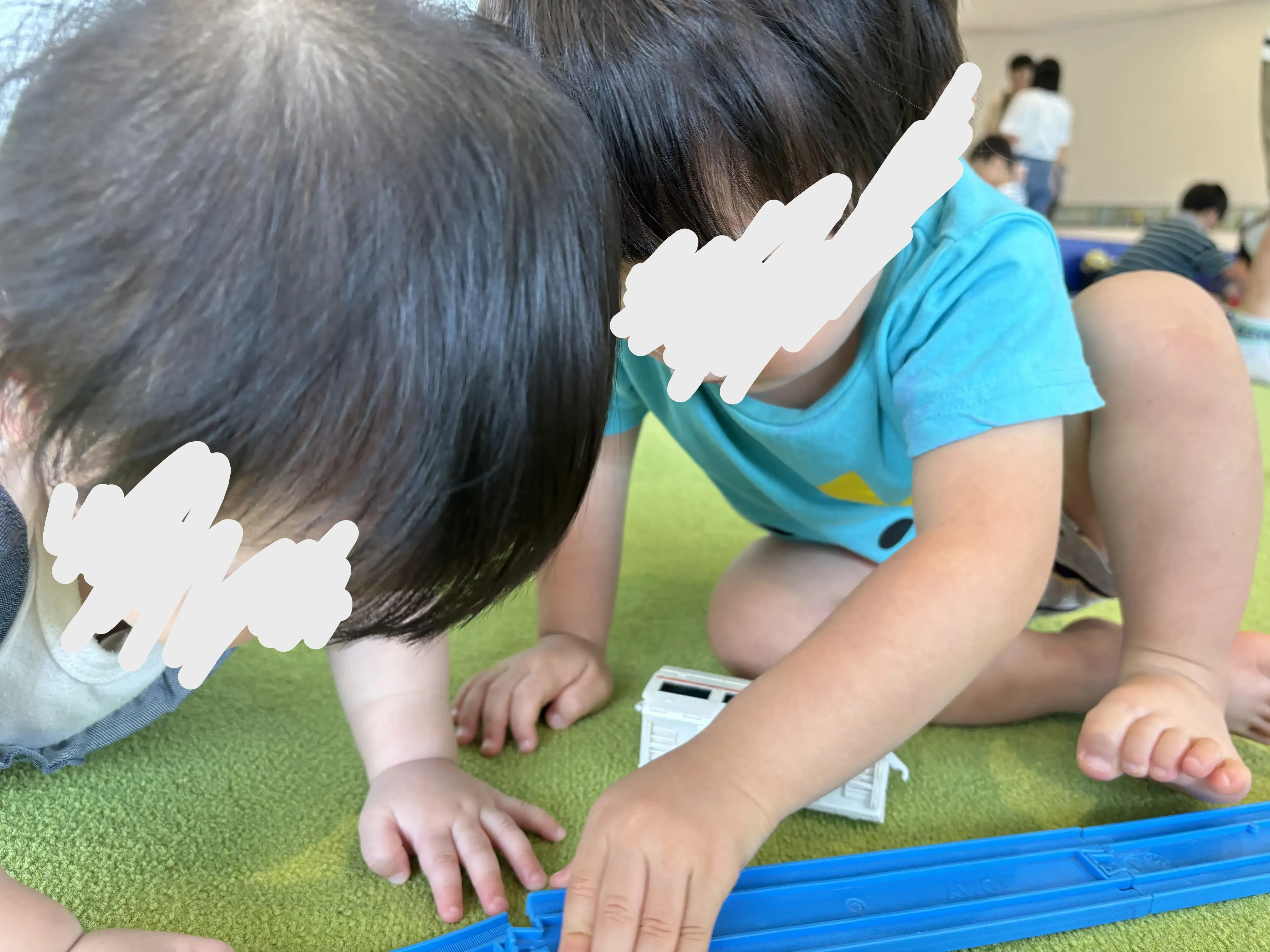 京都鉄道博物館の遊び場で遊ぶ2歳児